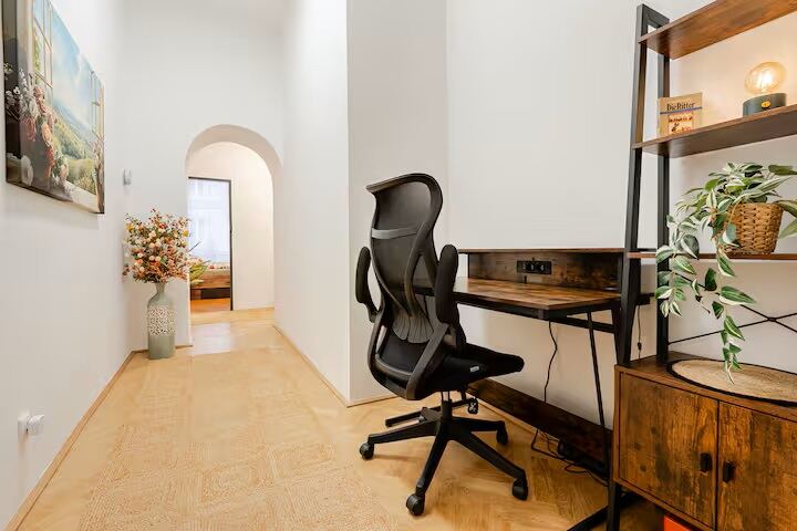 Ruhiger Arbeitsplatz in einer möblierten Suite in Wien